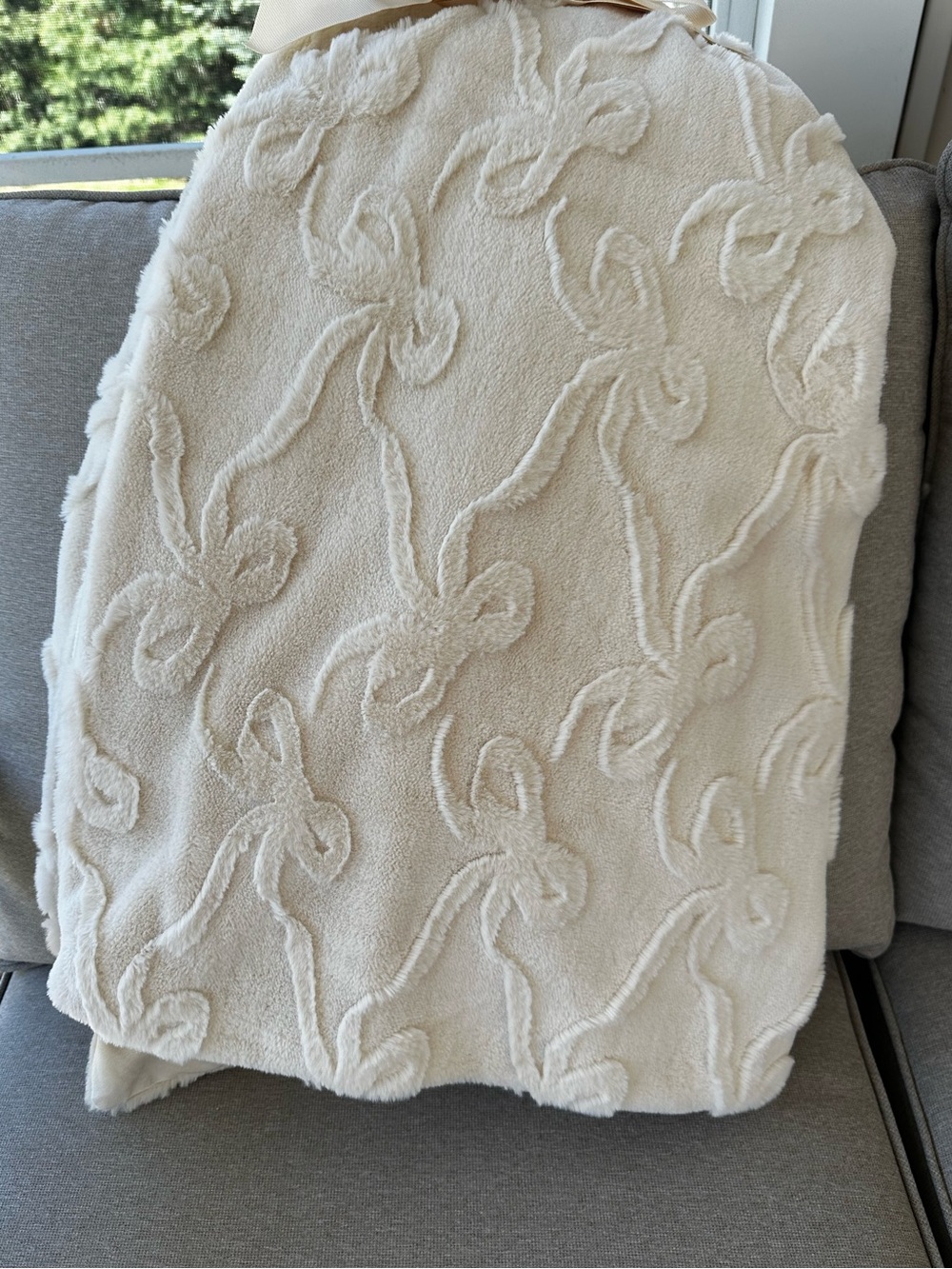 Magaschoni Home Cream Textured Bow Throw Blanket